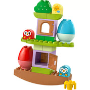 LEGO® DUPLO® Mérlegfa (10440) szett részletei, beleértve a baglyokat és a színes tojásokat.