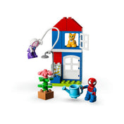 A LEGO DUPLO Pókember háza (10995) készlet elemei: kétszintes ház nyitható ablakkal, virág, locsolókanna, cica, Pókember és Szellem Pók figurák.