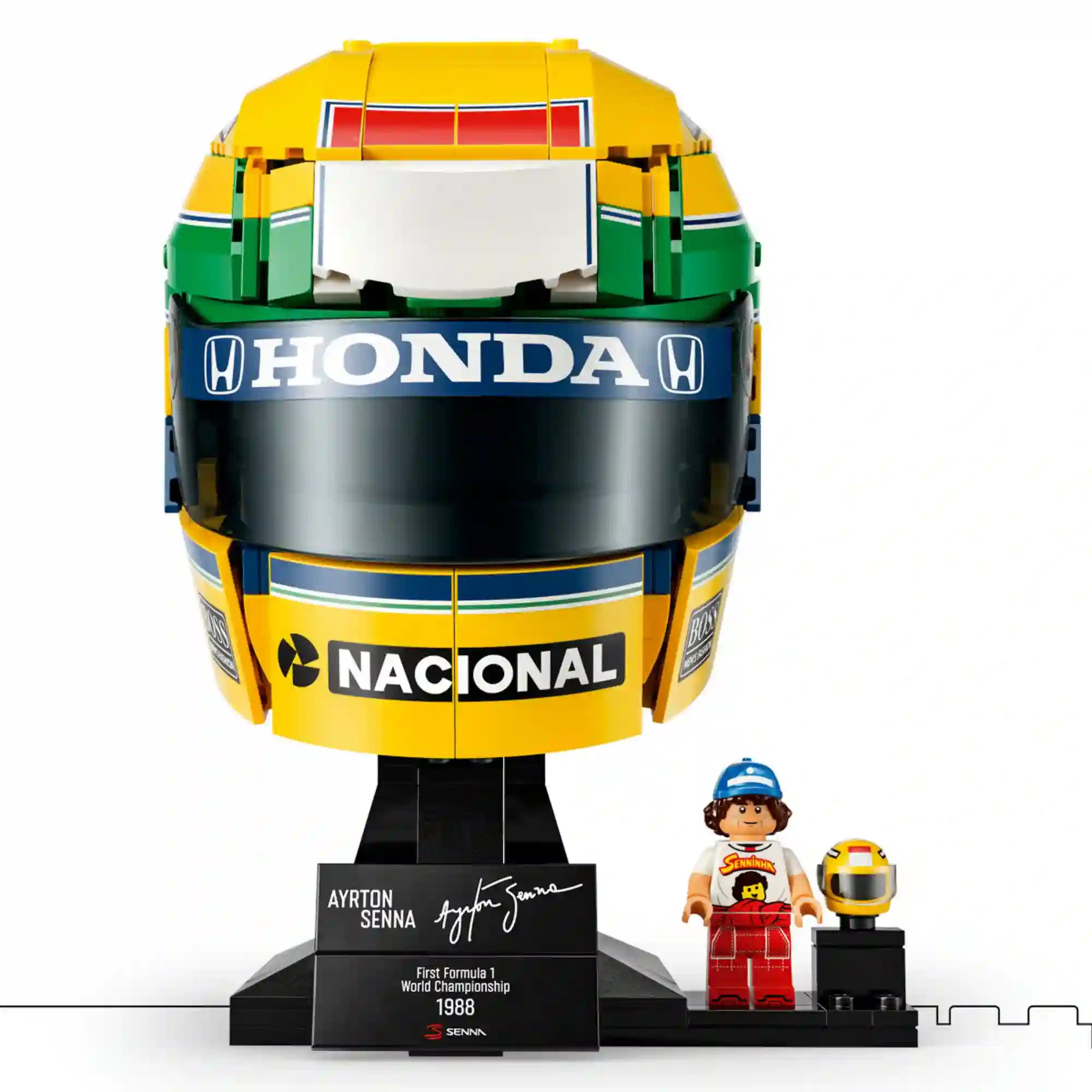 LEGO 43024 Ayrton Senna sisak – Ayrton Senna LEGO versenysisak elölnézetből, minifigurával és kis sisakkal.