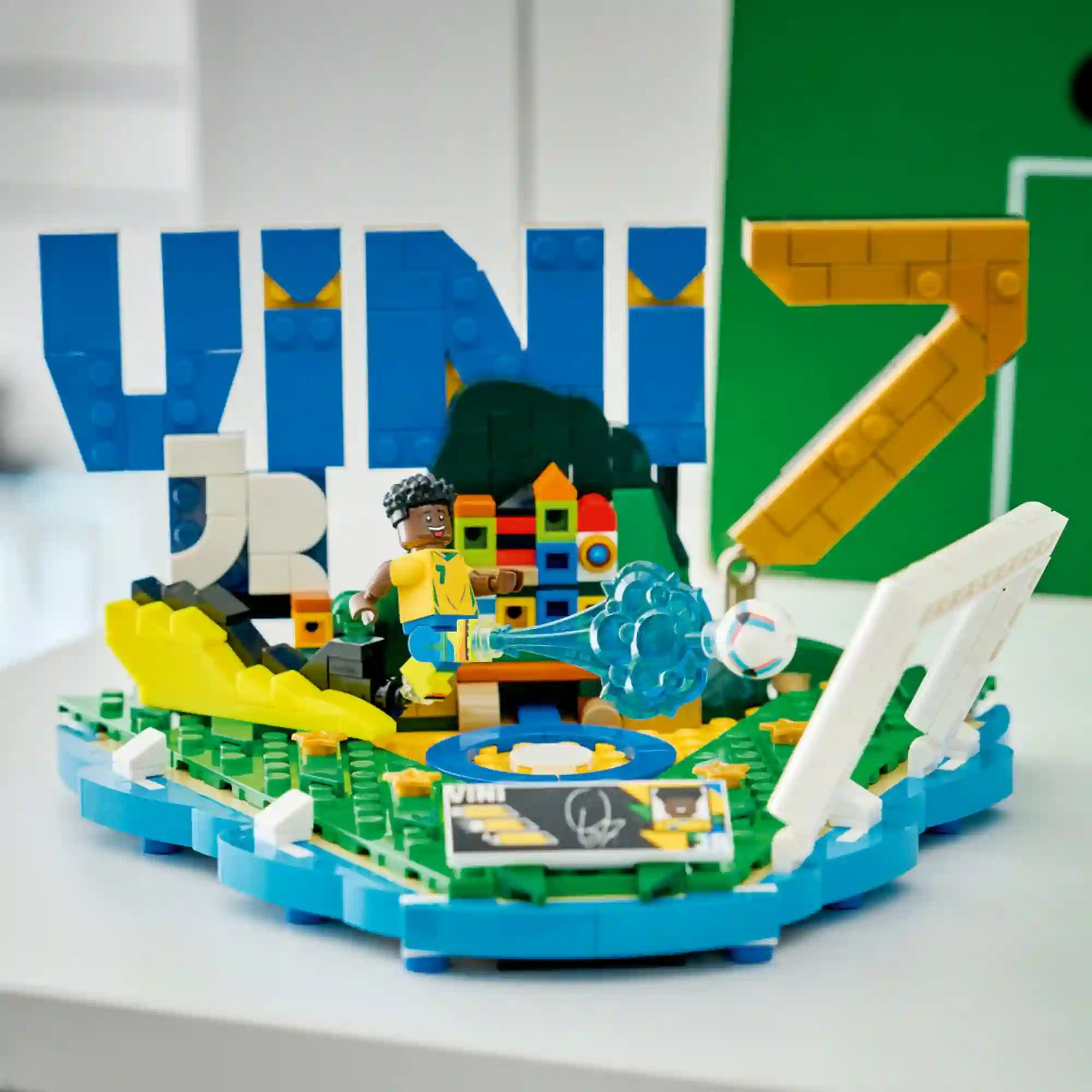 LEGO Editions Vini Jr. – A futball legjobb pillanatai 43027 készlet kiállítva, focis jelenettel és kapura lövő minifigurával.