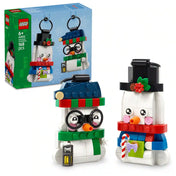 LEGO 40812 Hóember díszek – Két megépített hóember függődísz különböző sapkákkal és téli kiegészítőkkel, mellettük a készlet doboza.