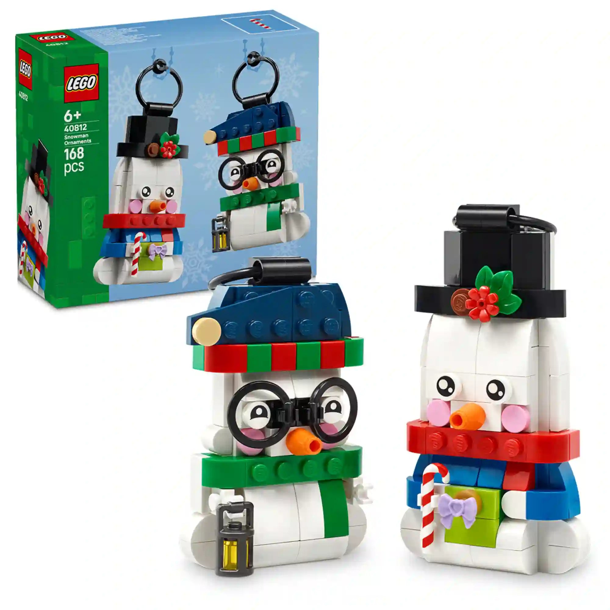 LEGO 40812 Hóember díszek – Két megépített hóember függődísz különböző sapkákkal és téli kiegészítőkkel, mellettük a készlet doboza.