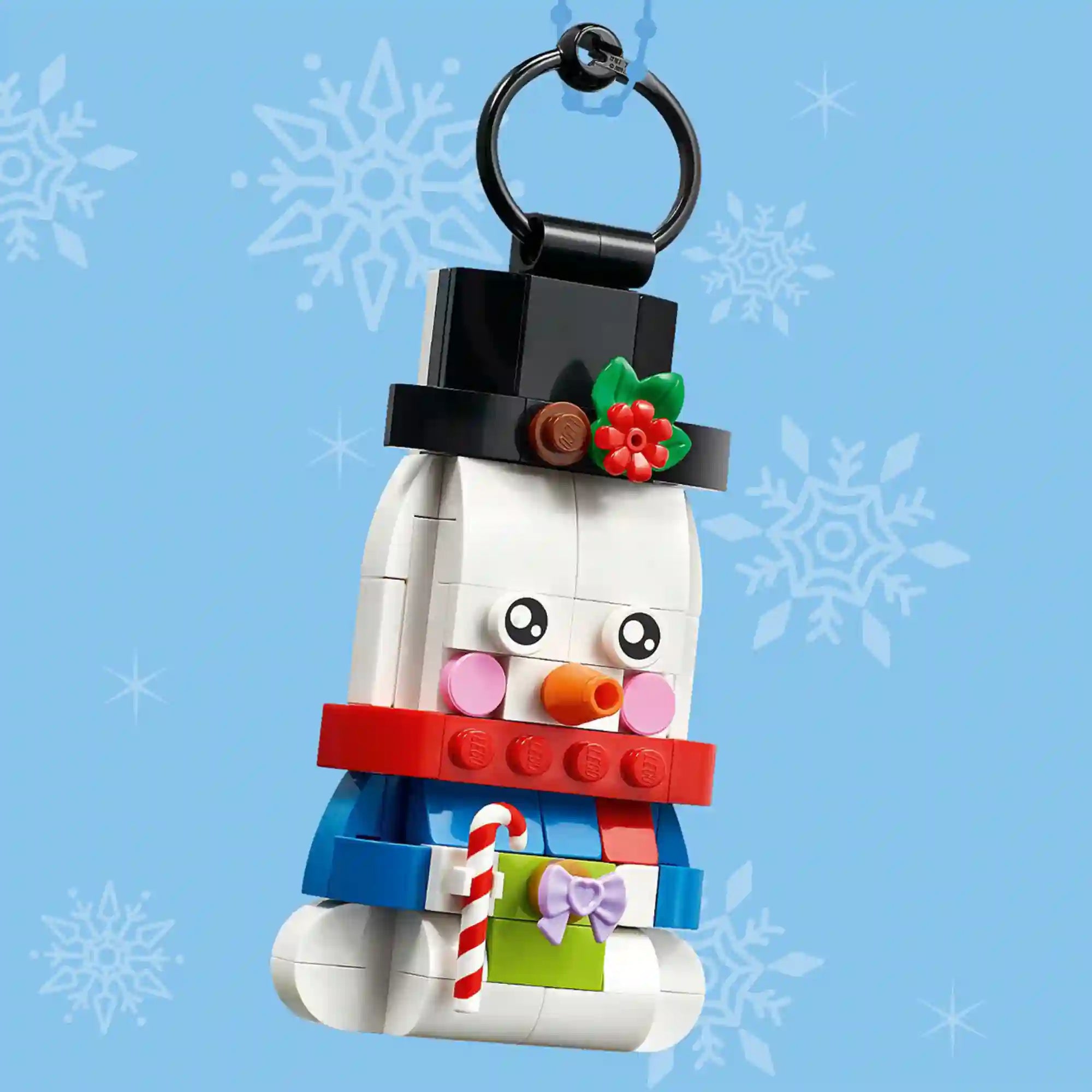 LEGO 40812 Hóember díszek – Cilinderes LEGO hóember függődísz piros sállal és cukorpálcával.