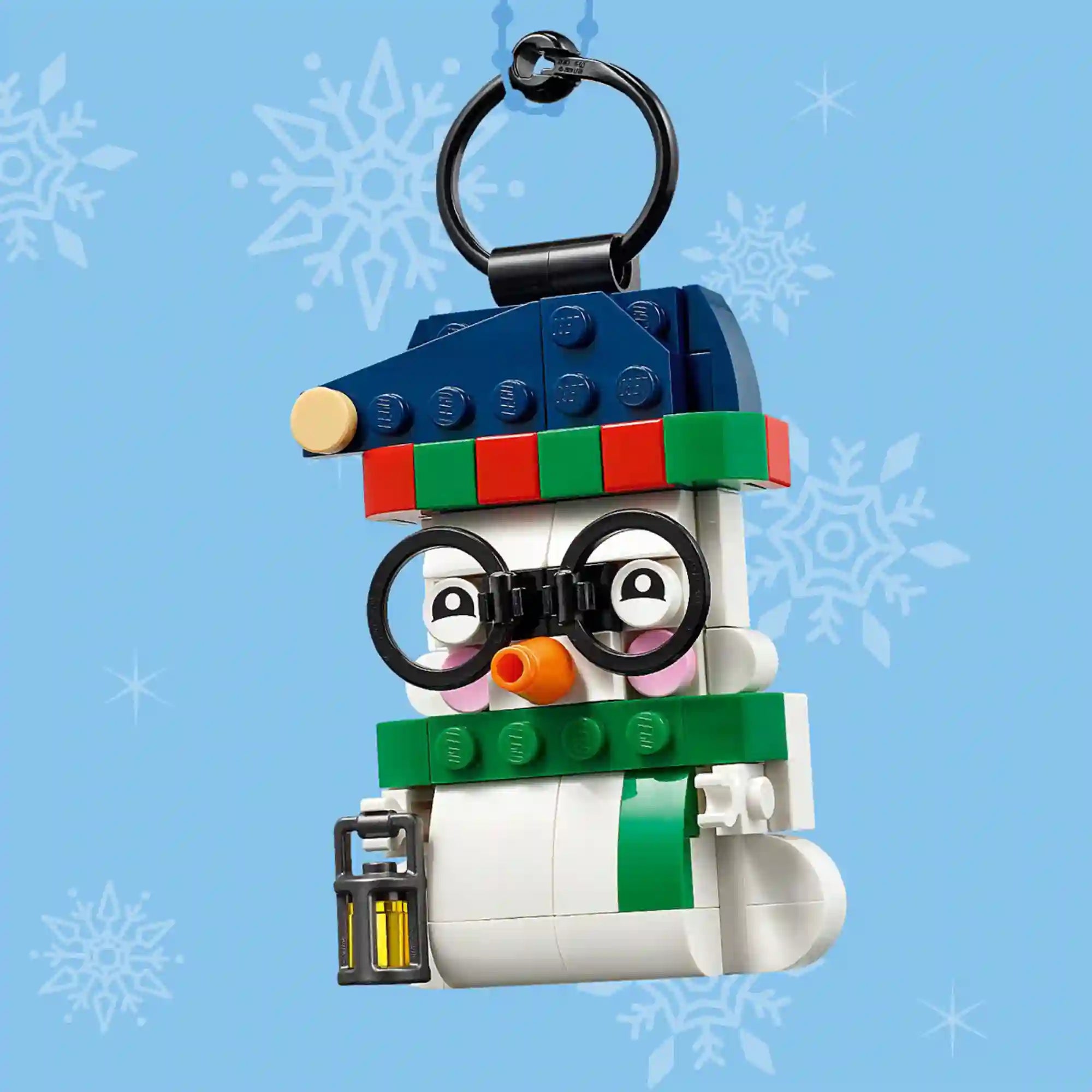 LEGO 40812 Hóember díszek – Szemüveges LEGO hóember függődísz kék sapkával, zöld sállal és lámpással.