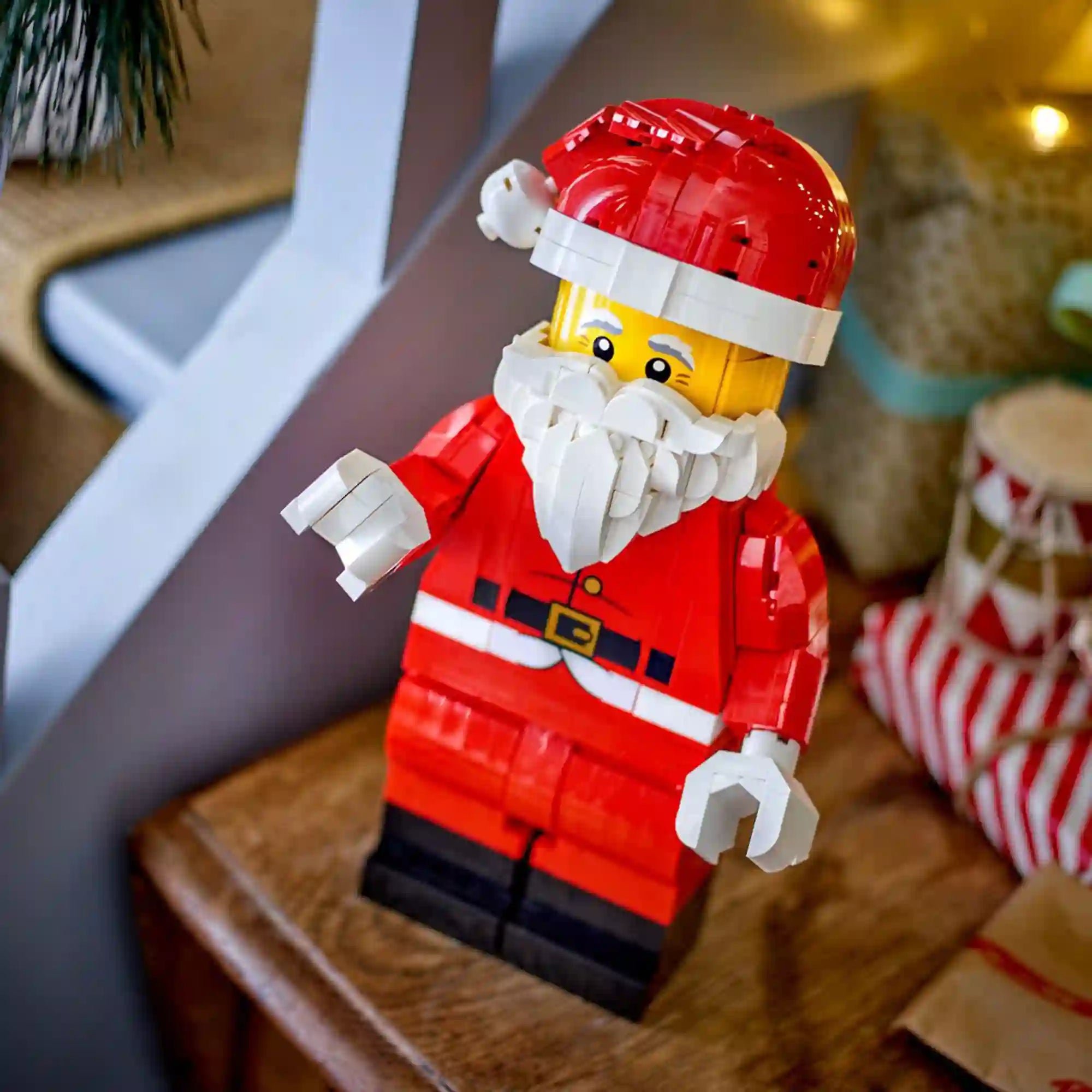 LEGO 40820 Nagy méretű Mikulás minifigura – A megépített Mikulás figura ünnepi karácsonyi környezetben.