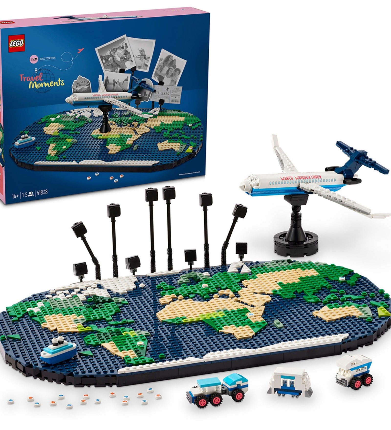 A LEGO Family A nyaralás pillanatai (41838) doboza és a teljes készlet látható, a földgömb mintájú alaplappal, repülőgéppel és fotótartó elemekkel.