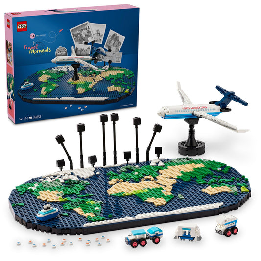 A LEGO Family A nyaralás pillanatai (41838) doboza és a teljes készlet látható, a földgömb mintájú alaplappal, repülőgéppel és fotótartó elemekkel.