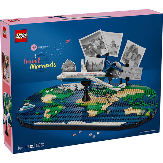 A LEGO Family A nyaralás pillanatai (41838) doboza, amelyen a világ körüli utazást megidéző LEGO építmény szerepel, kék háttérrel és rózsaszín díszítéssel.