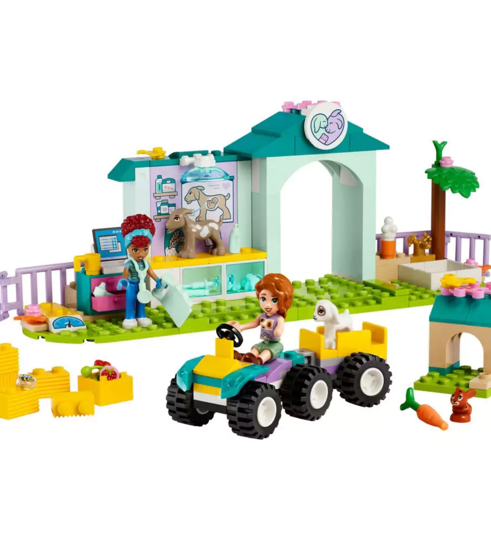 A LEGO Friends Menedékhely háziállatoknak (42617) készlet teljes, összeépített formában, több állatkarámot, egy nagy zöld tetős istállót, egy piros traktort, három minifigurát és különféle állatfigurákat ábrázol. A jelenetben a szereplők etetik és gondozzák az állatokat, miközben a szélmalom forog a háttérben – ideális kreatív farmos szerepjátékhoz.