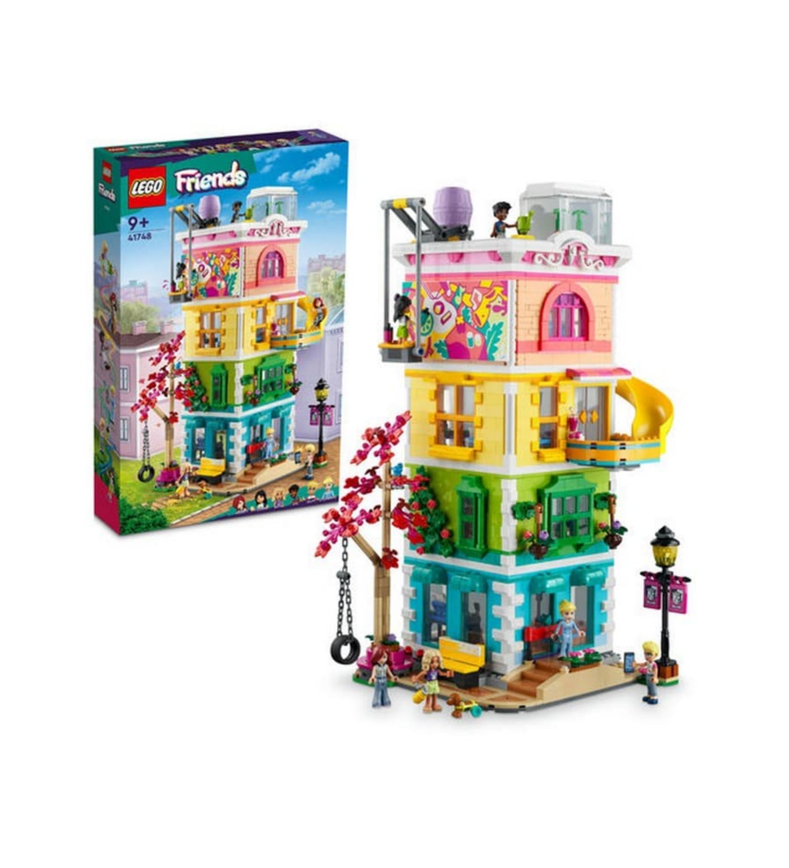 A LEGO Friends Heartlake City Közösségi Központ (41748) színes, többemeletes épülete teljes pompájában, mellette a hivatalos LEGO dobozkép. A készletben öt minifigura, egy lila spirálcsúszda, virágzó fa és különféle kiegészítők láthatók, a dobozon pedig a városi háttér és a karakterek nevei is szerepelnek.