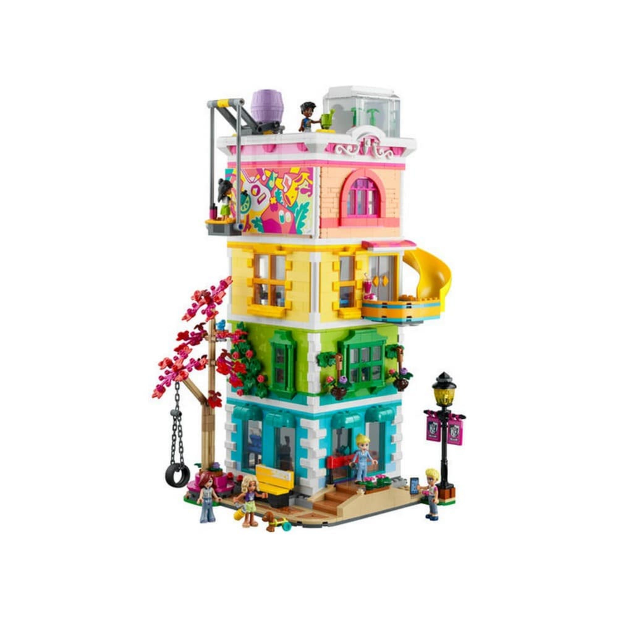 A LEGO Friends Heartlake City Közösségi Központ (41748) részletgazdag, háromszintes épülete a karakterekkel. Az alsó szinten kék ajtók és ablakok, a középső szinten zöld növényekkel díszített lakás, a felső szinten pedig egy színes művészeti stúdió látható. A spirálcsúszda és a hinta is szerepel a jelenetben.