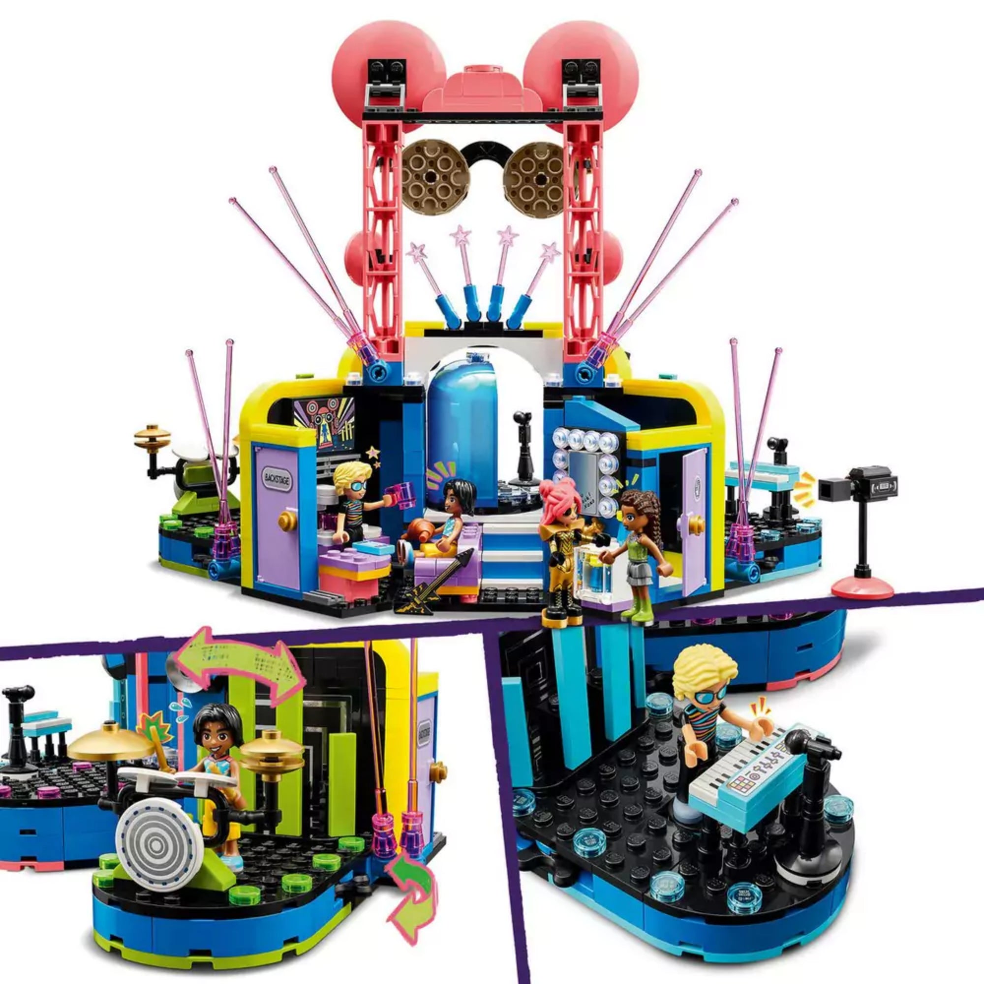 A LEGO Friends 42616 készlet hátoldali részletei, ahol a koncert színpad belseje és a forgatható dobpódium látható. A játék hátulról is jól játszható, bemutatva a felkészülési szobát, öltözőt és a zenei kiegészítőket. A képen Nábie a dobszett mögött, Alexander a hangpultnál dolgozik, míg Ley-La és barátai a reflektorfényben tündökölnek.