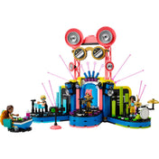 LEGO Friends Heartlake City zenei tehetségkutató (42616) készlet, teljesen felépítve. A színes koncertszínpad közepén Ley-La énekel gitárral, mögötte hatalmas hangfalak és fények láthatók. Jobbra a dobos, balra a DJ-pult, elöl egy zsűritag figyeli az előadást. A díszlet dinamikus és részletgazdag, a színpadon LED-fényeffekteket szimbolizáló rózsaszín rudak emelkednek ki.