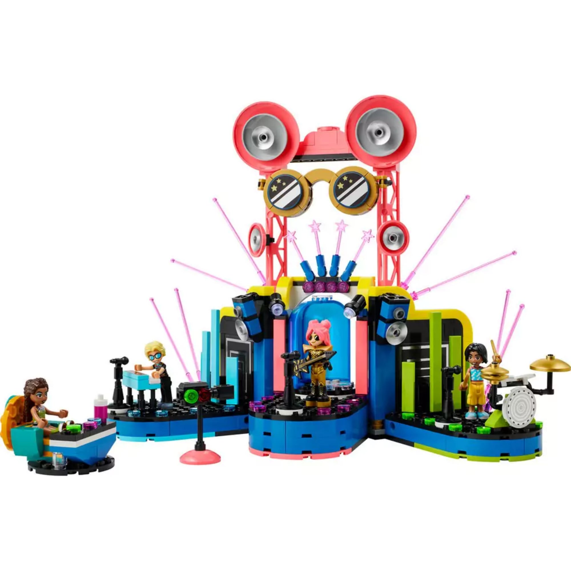 LEGO Friends Heartlake City zenei tehetségkutató (42616) készlet, teljesen felépítve. A színes koncertszínpad közepén Ley-La énekel gitárral, mögötte hatalmas hangfalak és fények láthatók. Jobbra a dobos, balra a DJ-pult, elöl egy zsűritag figyeli az előadást. A díszlet dinamikus és részletgazdag, a színpadon LED-fényeffekteket szimbolizáló rózsaszín rudak emelkednek ki.