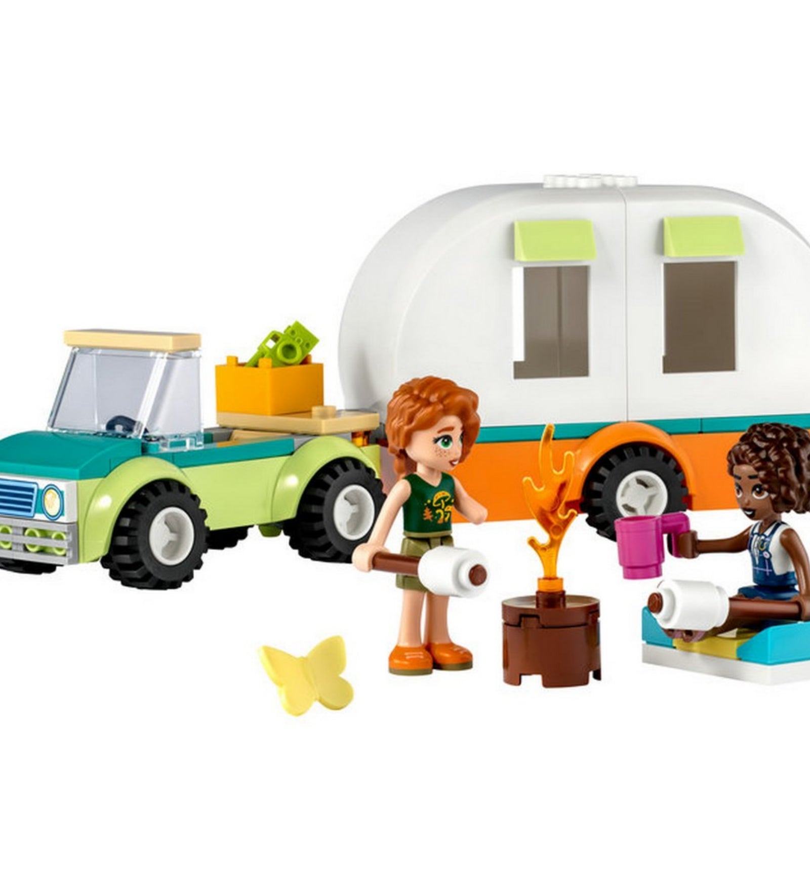 LEGO Friends 41726 Kempingezés lakókocsival – a teljes szett felépítve: zöld és világoskék terepjáróhoz csatlakoztatott fehér-narancssárga lakókocsi, két minifigura (Autumn és Aliya) egy tábortűz mellett ülve, pillecukrot sütögetve. A háttérben egy doboz LEGO-kockával és egy sárga pillangóval kiegészítve.