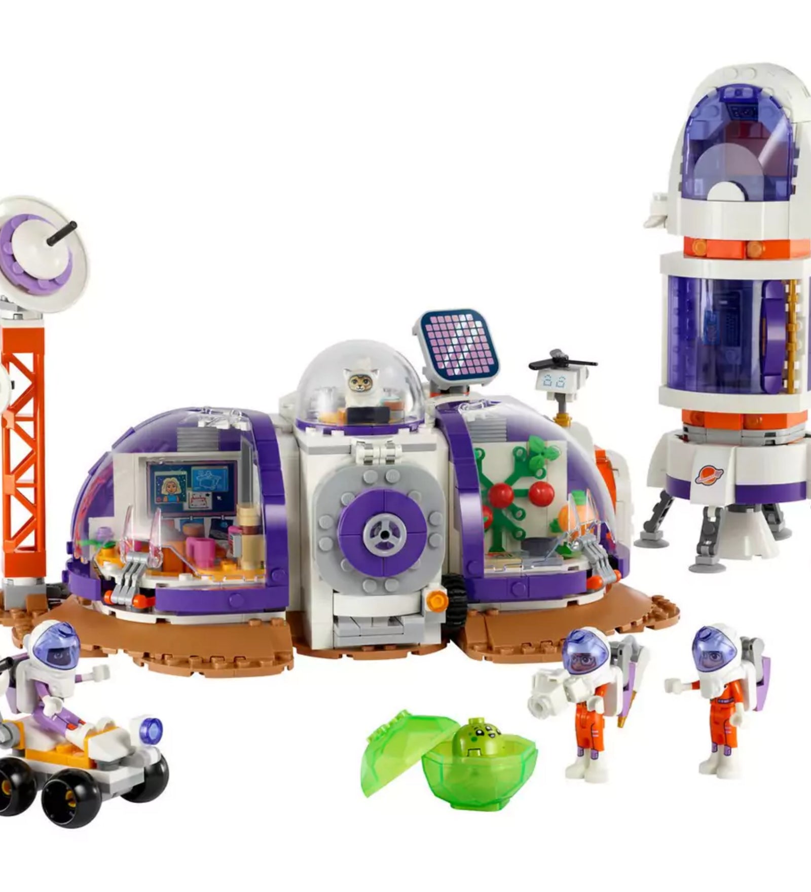 A LEGO Friends Mars űrállomás és űrrakéta (42605) teljes készlete felépítve, benne egy kupolás űrbázissal, kutatólaborral, növénytermesztő modullal, rakétával és marsjáróval. Három minifigura asztronautaruhában és egy kis zöld földönkívüli figura is látható. Az űrbázis körül antenna, napkollektor és különböző kiegészítők helyezkednek el.