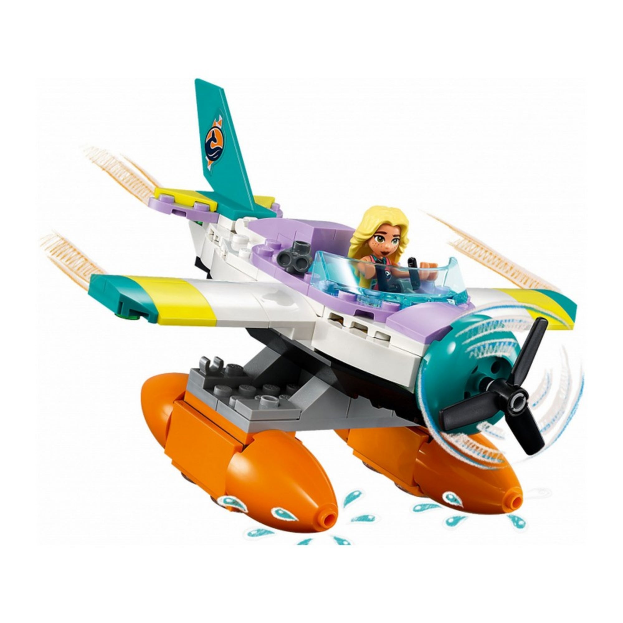 LEGO Friends 41752 Tengeri mentőrepülőgép – Dia minifigura repülőgépet vezet a levegőben. A narancssárga úszótalpakkal felszerelt repülő szárnyaiból vízcseppek fröccsennek, miközben a propeller forog. A gépen egy halas logó díszeleg a függőleges vezérsíkon.