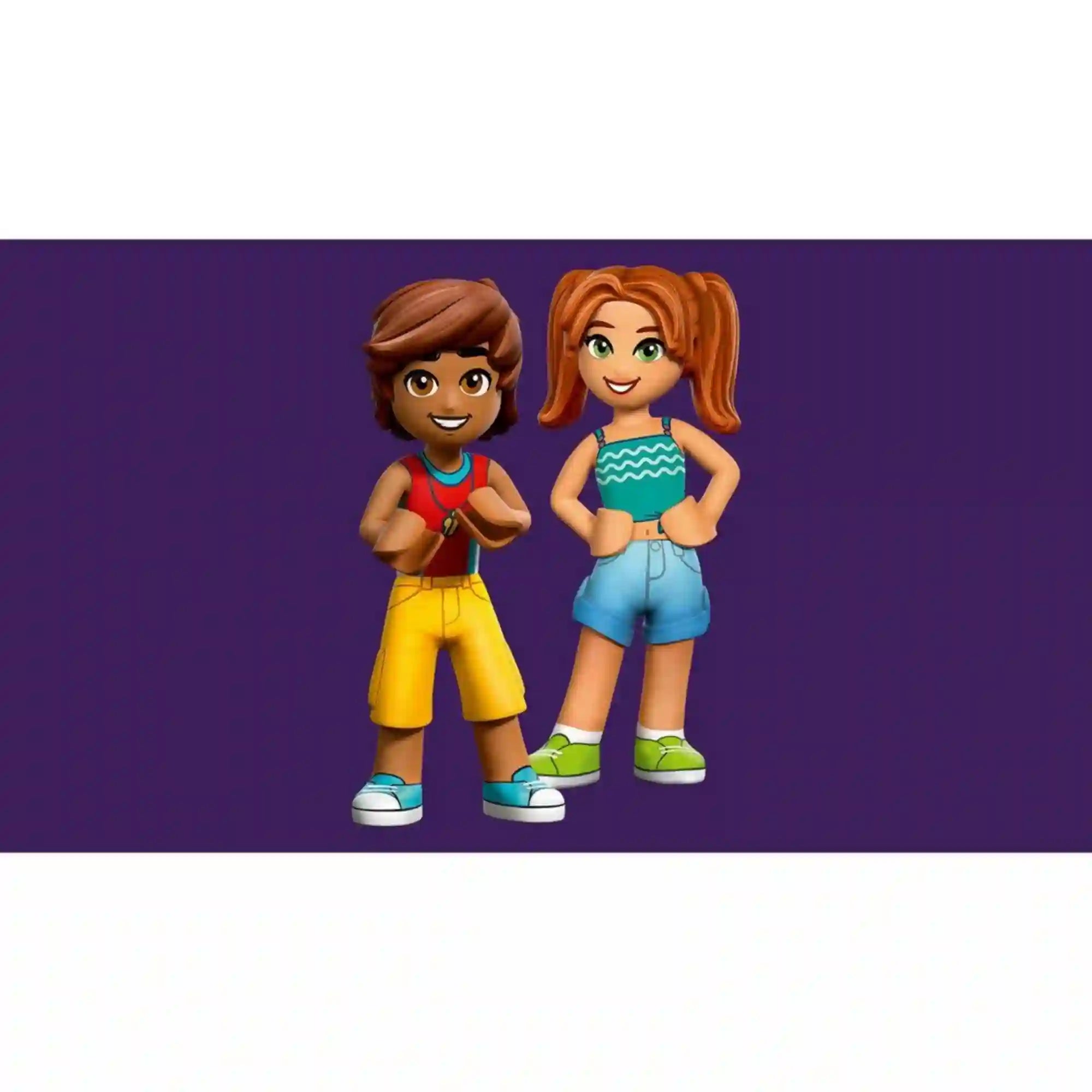LEGO Friends Vízi robogó a strandon (42623) készlet két minibaba figurája lila háttér előtt. Leo sárga rövidnadrágban és piros felsőben, Candi pedig kék rövidnadrágban és türkiz topban látható, mosolygós pózban.