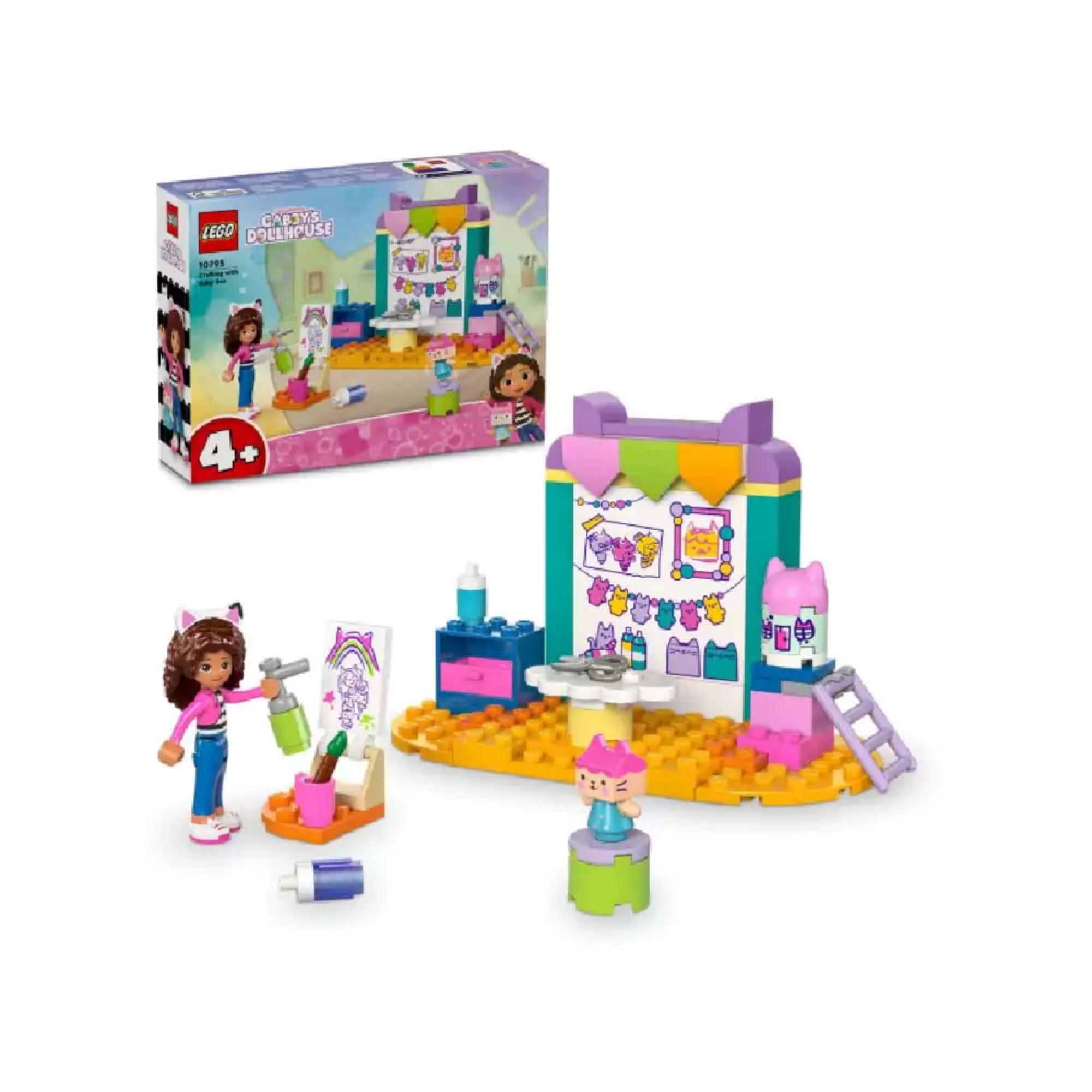 LEGO Gabby's Dollhouse Barkácsolás Pici Dobozzal (10795) készlet doboza és az összeépített barkácsállomás Gabi és Pici Doboz minifiguráival, festőállvánnyal és színes kellékekkel.