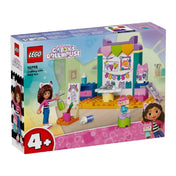 LEGO Gabby's Dollhouse Barkácsolás Pici Dobozzal (10795) szett színes doboza, amelyen a barkácsolós jelenet és a 4 éves kortól ajánlott életkor szerepel.