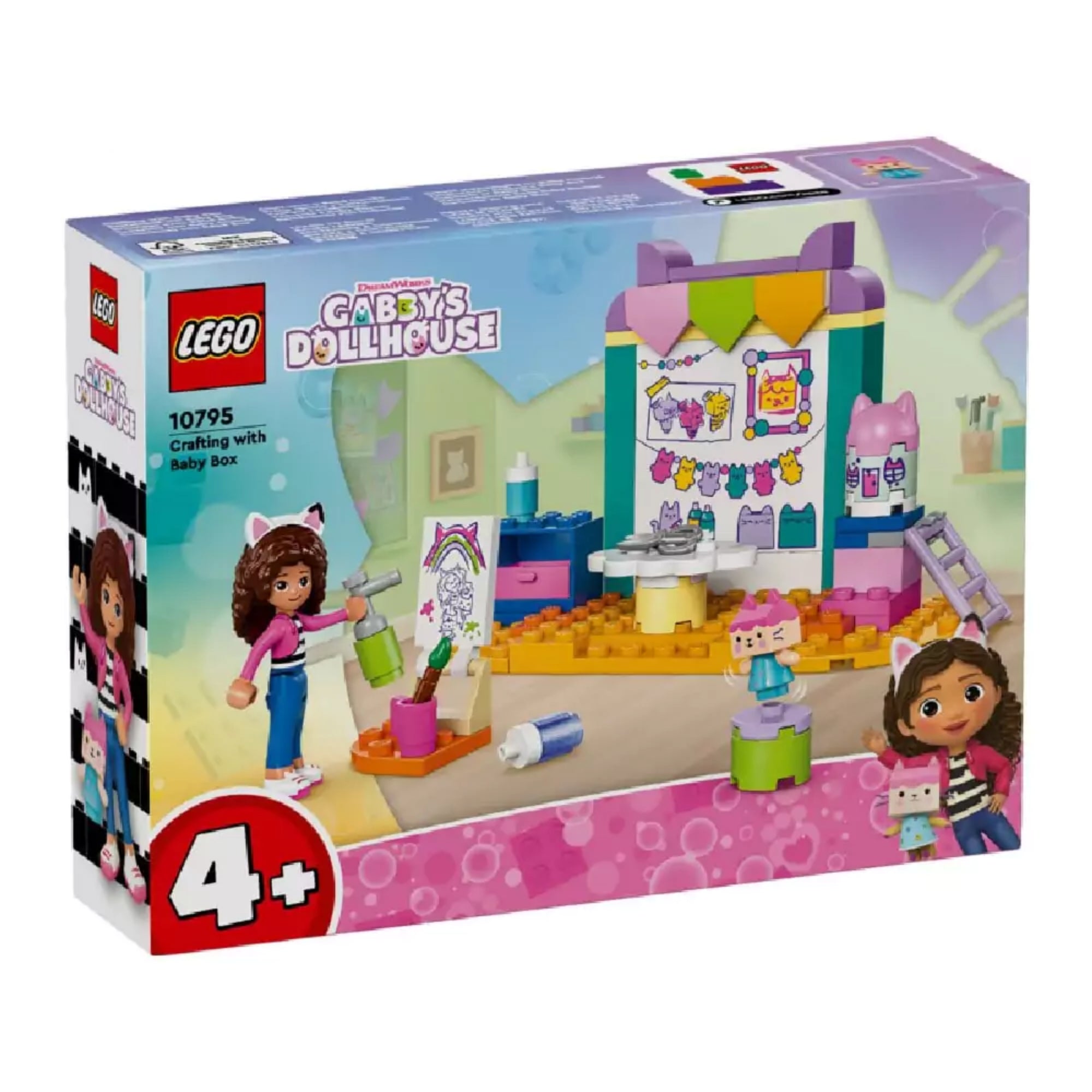LEGO Gabby's Dollhouse Barkácsolás Pici Dobozzal (10795) szett színes doboza, amelyen a barkácsolós jelenet és a 4 éves kortól ajánlott életkor szerepel.