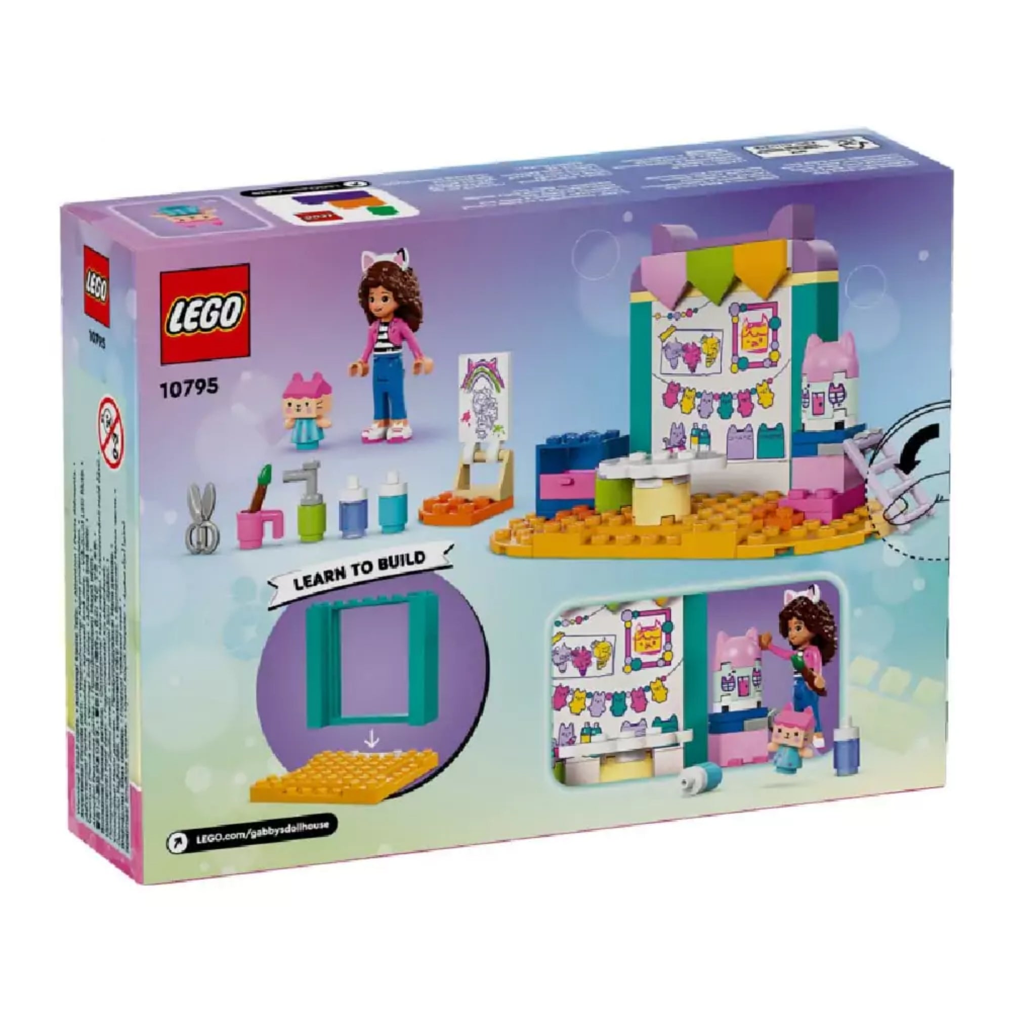 A LEGO Gabby's Dollhouse Barkácsolás Pici Dobozzal (10795) készlet dobozának hátoldala, részletes jelenetfotókkal és a 'Learn to build' építési útmutatóval.