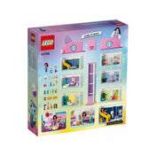 LEGO Gabby babaháza (10788) készlet dobozának hátoldala, a játék különböző szobáira lebontva, kiegészítőkkel és figurákkal bemutatva, világos színű háttérrel.