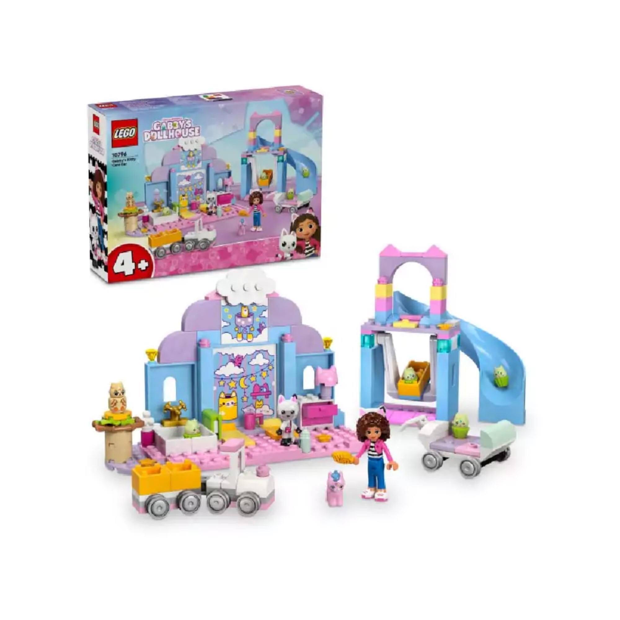 LEGO Gabby cicabölcsije-fül (10796) készlet doboza és összeállított elemei: rózsaszín-lila házikó, kék csúszda, vonat, figurák és cuki cicák.