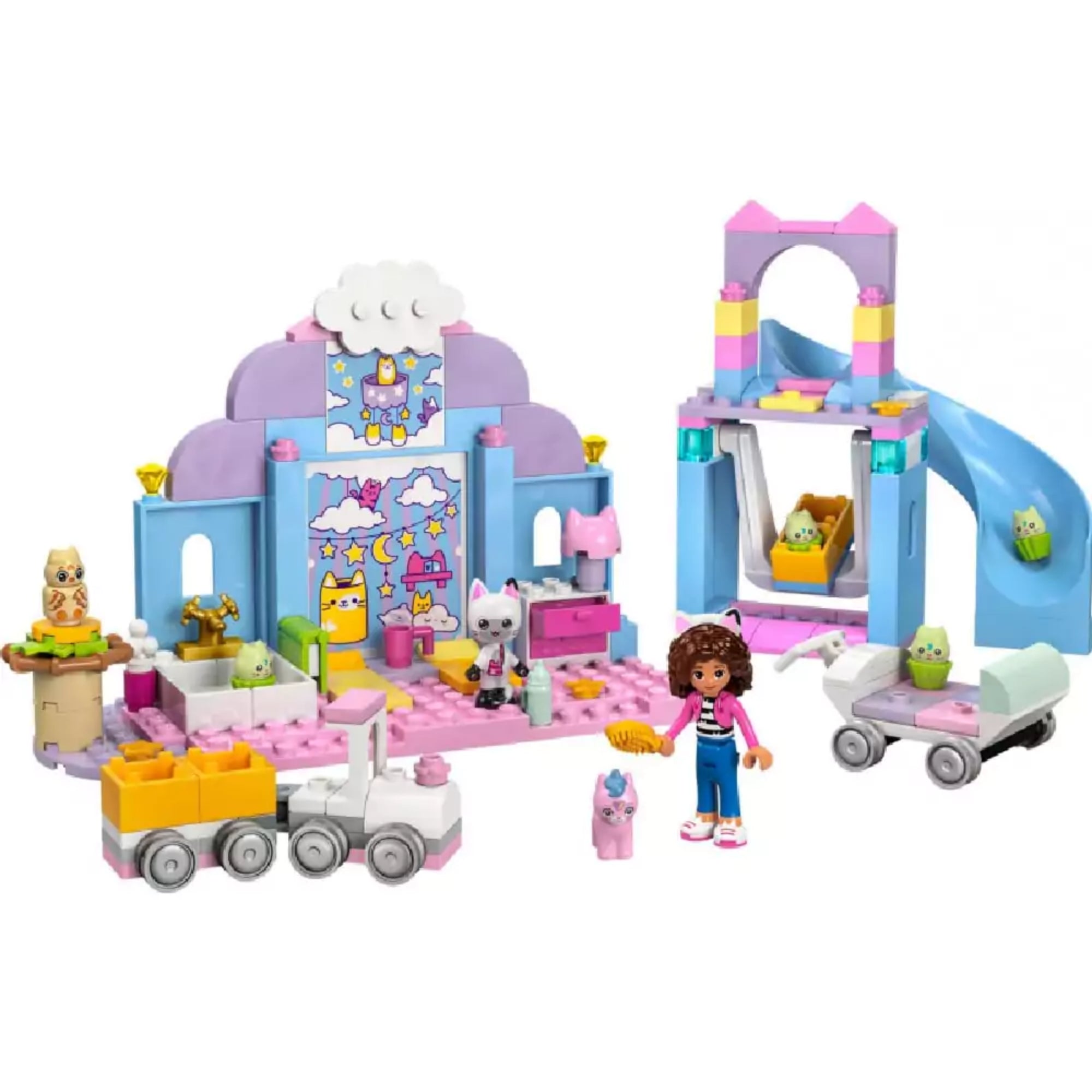 LEGO Gabby cicabölcső-fül készlet (10796) teljes tartalma összeállítva: játékház, kék csúszda, babakocsi, vonat és szereplők színes elemekkel.