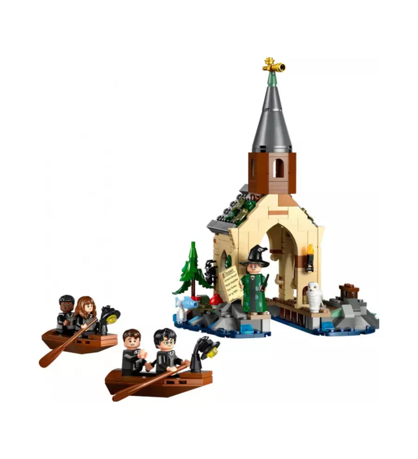A képen a LEGO Harry Potter "Hogwarts kastélyi csónakház" szett látható, amely a varázslóképző iskola egyik fontos helyszínét jeleníti meg. A csónakház előtt Harry Potter, Hermione Granger és Ron Weasley csónakázik, miközben Hagrid, a csónakház felügyelője, egy üzenetet tart a kezében. A részletes építmény és a karakterek, mint például az óriási baglyot is tartalmazó állatok, remekül megelevenítik a varázslatos pillanatokat a filmekből. 
