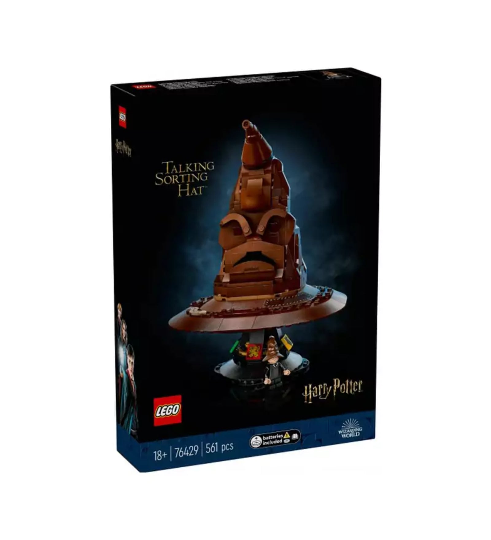 A képen a LEGO Harry Potter beszélő válogató kalap (76429) készlete látható. A szett 561 darabból áll, és egy részletesen megépíthető válogató kalapot ábrázol, amely a Harry Potter univerzum egyik legismertebb és fontos eszköze. A kalap a varázslóvilág híres iskolájában, a Roxfortban válogatja be az új diákokat a megfelelő házba. A szett különlegessége, hogy a kalap beszél, a hozzá tartozó minifigurák pedig a Gryffindor, Hufflepuff, Ravenclaw és Slytherin házak jelképeit tartalmazzák.