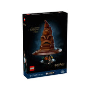 A képen a LEGO Harry Potter beszélő válogató kalap (76429) készlete látható. A szett 561 darabból áll, és egy részletesen megépíthető válogató kalapot ábrázol, amely a Harry Potter univerzum egyik legismertebb és fontos eszköze. A kalap a varázslóvilág híres iskolájában, a Roxfortban válogatja be az új diákokat a megfelelő házba. A szett különlegessége, hogy a kalap beszél, a hozzá tartozó minifigurák pedig a Gryffindor, Hufflepuff, Ravenclaw és Slytherin házak jelképeit tartalmazzák.