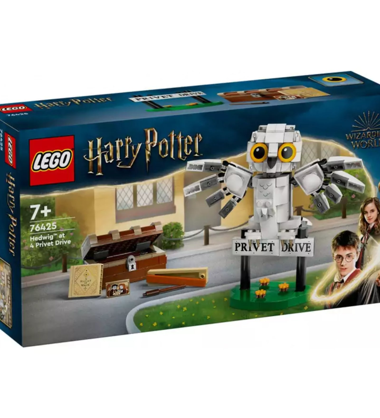 A képen a LEGO Harry Potter "Hedwig at Privet Drive" szett látható. A modell Harry Potter híres baglyát, Hedwigot ábrázolja, aki a 4. Privet Drive címnél tartózkodik, az ősi varázslófiú otthona előtt. A szett tartalmazza Hedwig mozgatható szárnyait, a varázslatos leveleket és a karakterekhez illő kiegészítőket, mint Harry titkos levelei és a varázslatos doboz.