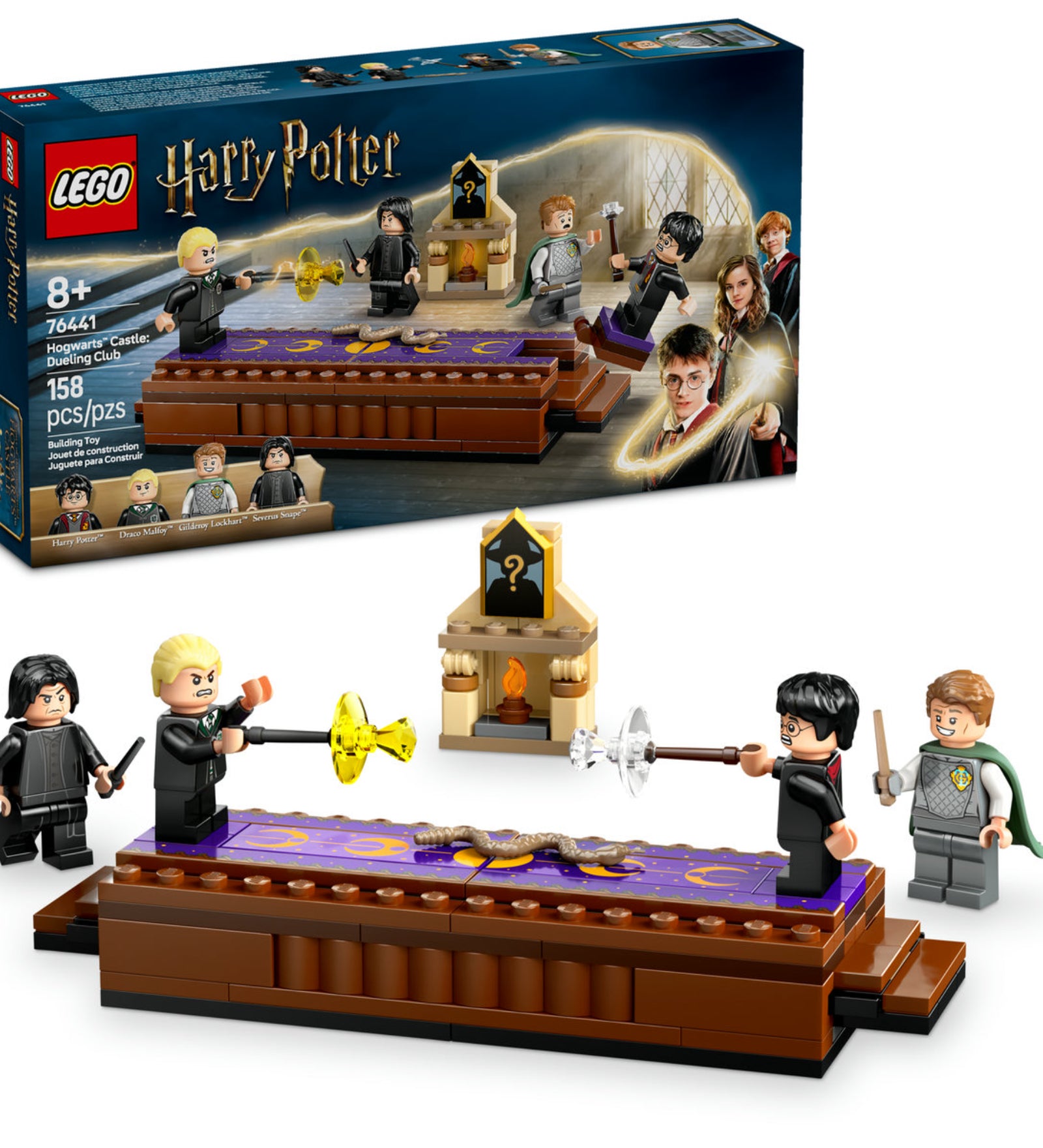 A LEGO Harry Potter Roxfort Kastély: Párbajszakkör készlet doboza és a készlet maga, amely Harry Pottert, Draco Malfoyt, Gilderoy Lockhartot és Perselus Pitont ábrázolja párbaj közben.