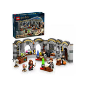 LEGO Harry Potter Roxfort kastély: Bájtaltan óra (76431) szett kibontva és dobozával, a háttérben egy ívelt, boltíves tanterem, teli bájitalos üvegekkel, pergamenekkel és varázslószerekkel, valamint négy minifigura – Harry, Hermione, Perselus Piton és Pansy Parkinson – akció közben.