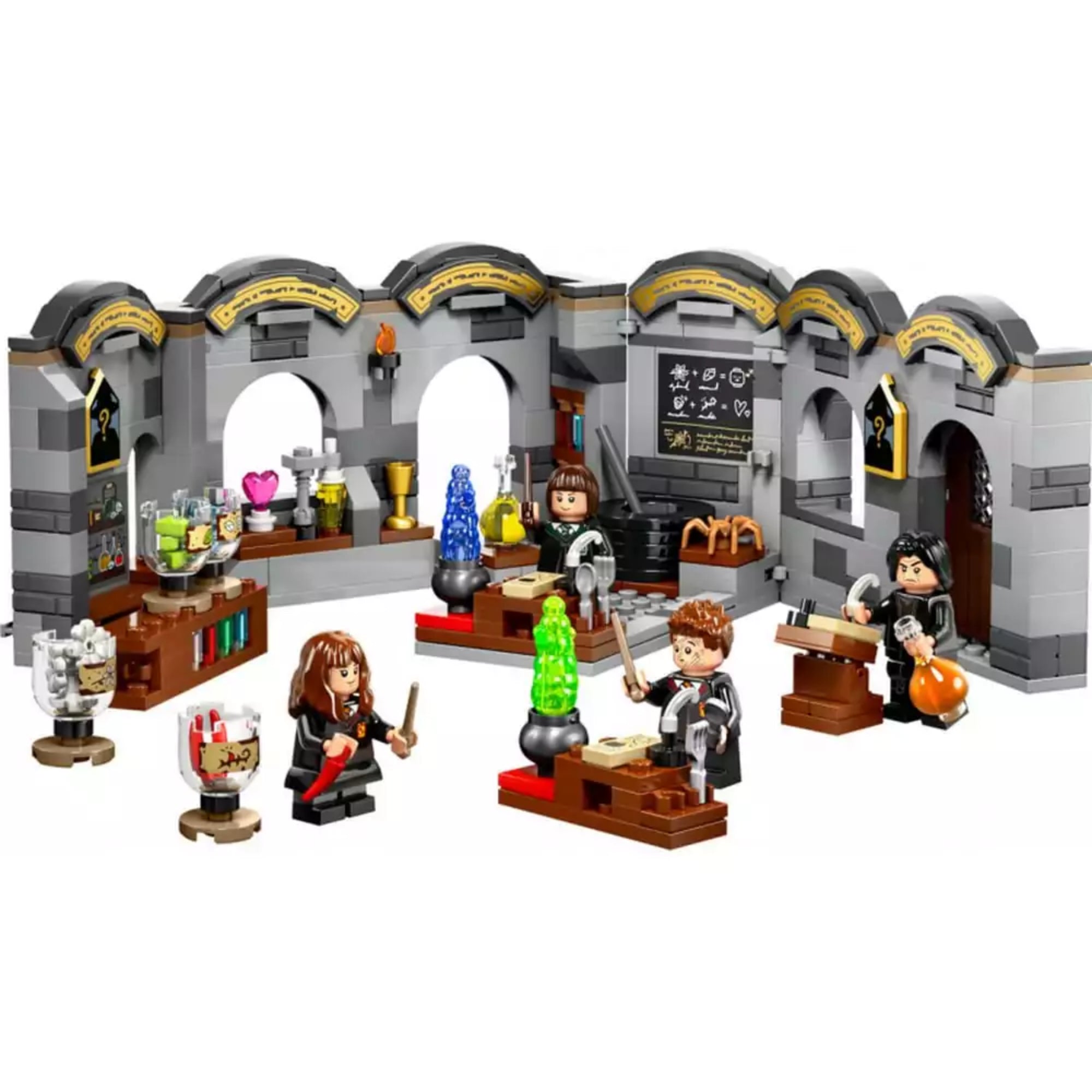 LEGO Harry Potter 76431 szett teljes, összeépített készlete, részletesen kidolgozott bájitaltan tanteremmel, lombikokkal, táblával, bájitalos üstökkel és négy minifigurával – Hermione, Harry, Piton és Pansy – a varázslás közepette.
