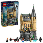 LEGO Harry Potter: Hogwarts kastély – Kórházi szárny 76463 – a teljes készlet kibontva, a kórházi szárny épülete és a minifigurák együtt.