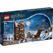 A LEGO Harry Potter Szellemszállás és Fűzfa (76407) 777 darabos szett doboza, amelyen a készlet összes főbb eleme – a Szúrós fűz és az épületek – egy akciójelenetben szerepelnek.