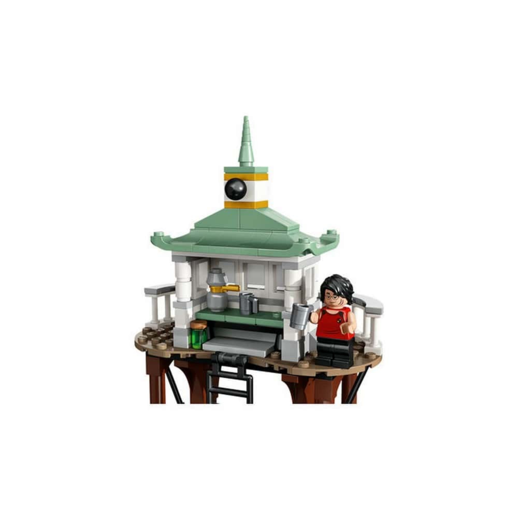 Közelkép a LEGO Harry Potter Trimágus Tusa: A Fekete-tó (76420) stég részletéről, ahol Harry Potter minifigura egy bögre társaságában áll a felszíni megfigyelőálláson.