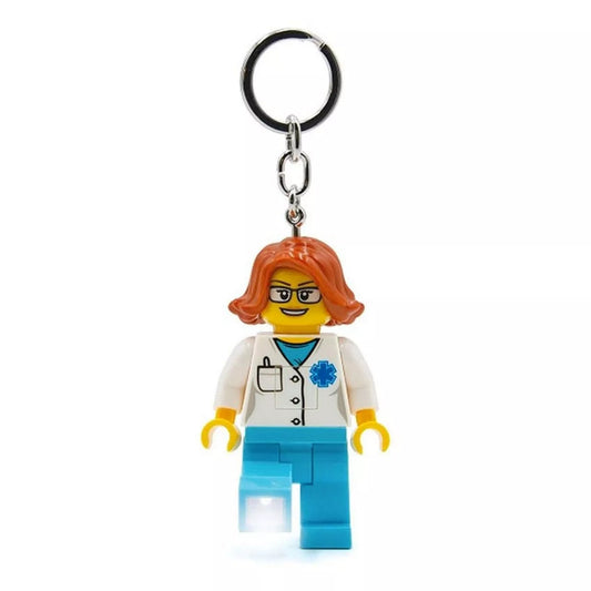 LEGO Iconic doktornő világító kulcstartó elölnézetben, szemüveges doktornő minifigura fehér orvosi köpenyben és kék nadrágban, bekapcsolt LED-fénnyel világító lábbal és fém kulcskarikával