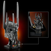 LEGO Icons 10373 Sauron™ sisak modell közelről, Sauron minifigurával és az Egy Gyűrűvel.