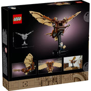 A LEGO Icons (Creator Expert) Leonardo da Vinci Repülőgépe (10363) szett hátoldala, amely részletesen bemutatja az ornitopter mozgó szárnyait, mechanizmusát és a kiállítási állványt. Az illusztrációk a modell méreteit és funkcióit is szemléltetik, valamint a minifigurát, amely a készlet részét képezi.