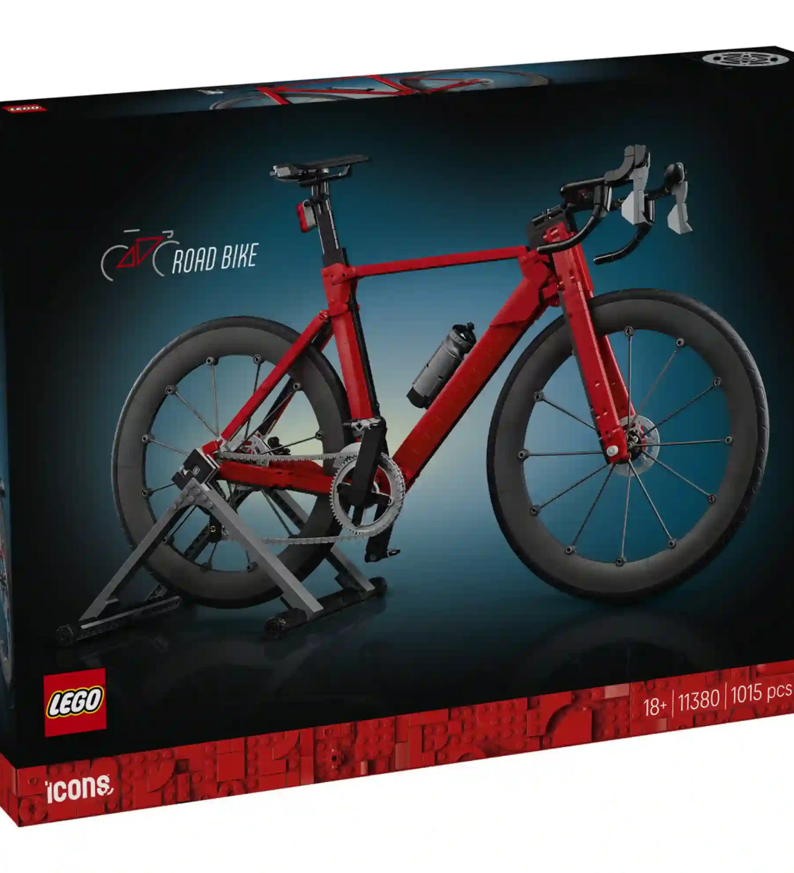 LEGO Icons Road Bike (11380) készlet elülső dobozképe, amely a valósághű piros országúti kerékpárt ábrázolja fekete háttér előtt, 1015 elemes felnőtt építőszettként.