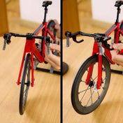 LEGO Icons Road Bike (11380) funkcióbemutató kép, amely a kormány és az első villa mozgatható elemeit szemlélteti a részletgazdag országúti kerékpár modellen.
