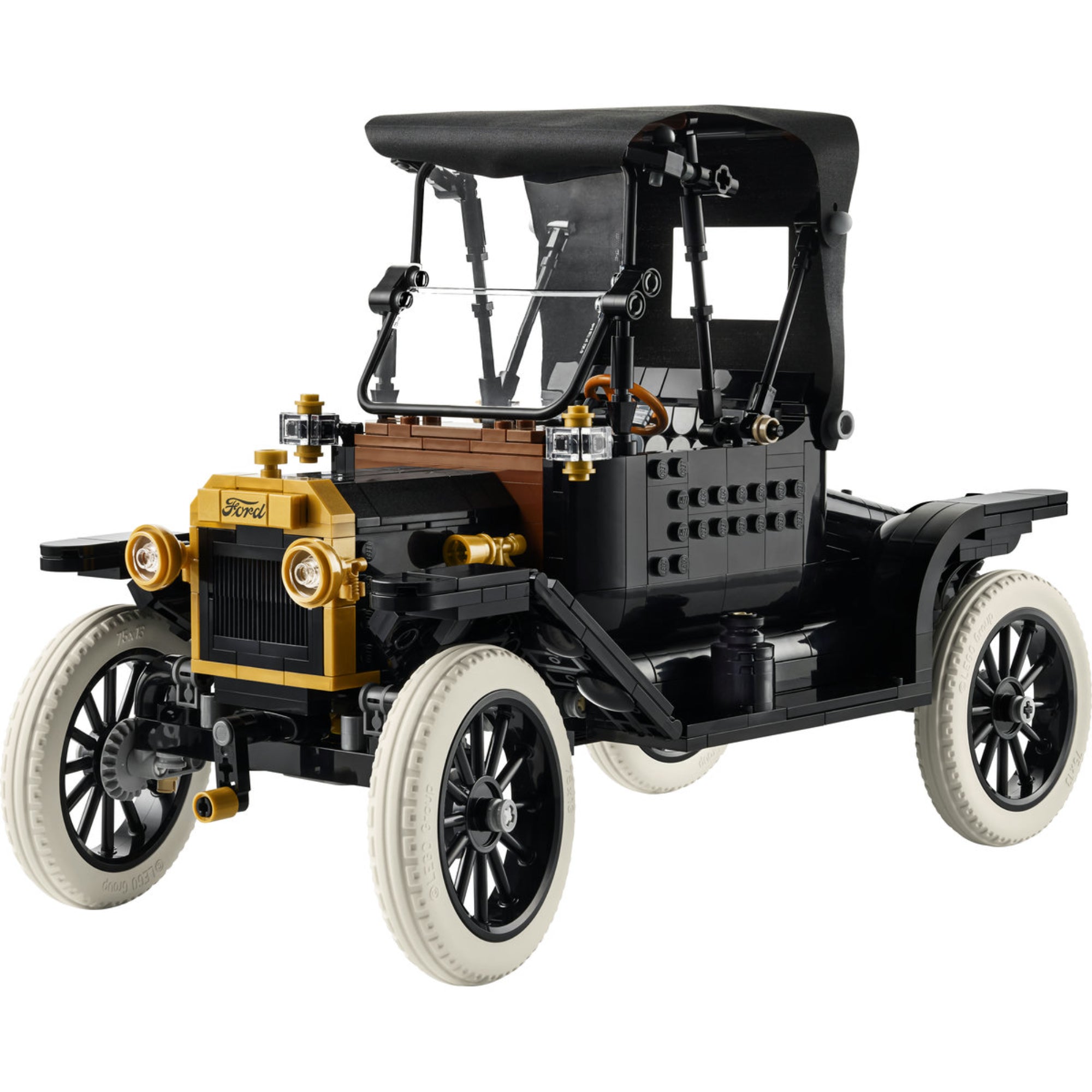LEGO Icons Ford Model T 11376 megépített veterán autó modell fehér háttéren, részletes fekete karosszériával és arany színű hűtőráccsal.