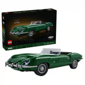 A LEGO Icons Jaguar E-Type 11381 épített autója a készlet dobozával együtt.