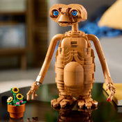A LEGO Ideas E.T. – A földönkívüli 21370 megépített E.T. figurája virágcseréppel és világító ujjal.