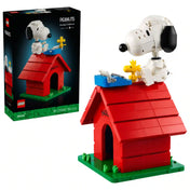 LEGO Ideas Snoopy kutyaháza (21368) készlet a dobozképpel és a megépített modellel, amelyen Snoopy a piros kutyaház tetején ül írógépe mellett, Woodstock társaságában.