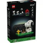LEGO Ideas Snoopy kutyaháza (21368) hátoldali dobozkép, amely bemutatja a készlet alternatív összeállításait, Snoopy figuráját és a kutyaház belső részleteit.