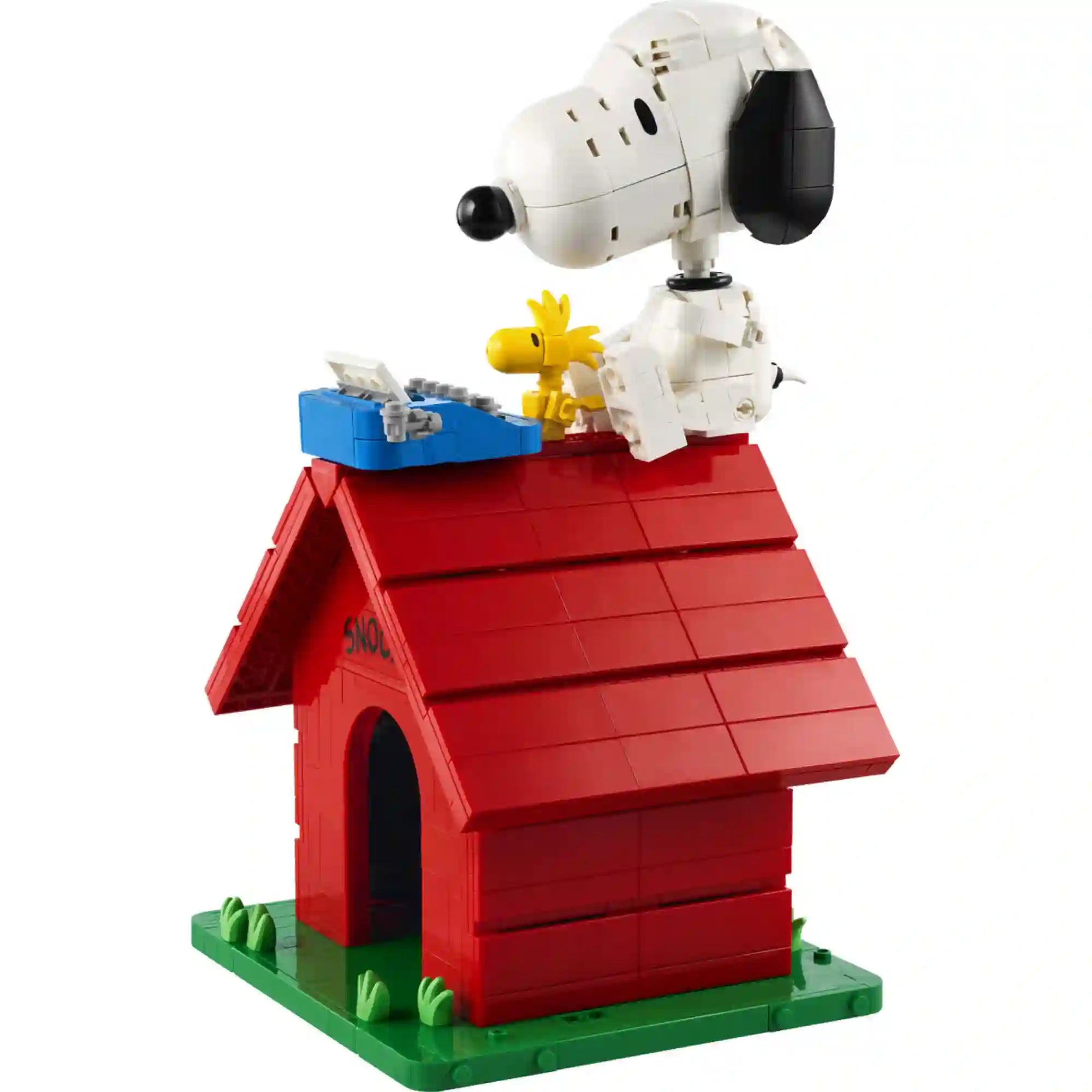 LEGO Ideas Snoopy kutyaháza (21368) megépített modell fehér háttéren, piros kutyaházzal, Snoopy figurával, Woodstockkal és a tetőn elhelyezett kék írógéppel.